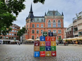 Die 17 SDGs als Pappwürfel aufgetürmt vor dem Alten Rathaus der Stadt Oldenburg. Foto: Stadt Oldenburg