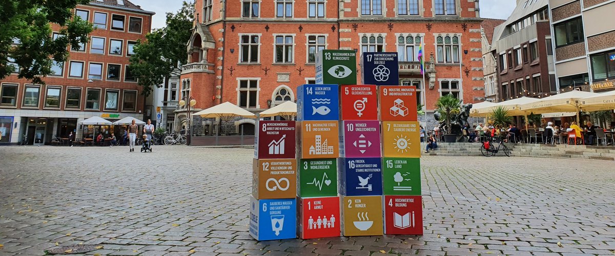 Die 17 SDGs als Pappwürfel aufgetürmt vor dem Alten Rathaus der Stadt Oldenburg. Foto: Stadt Oldenburg