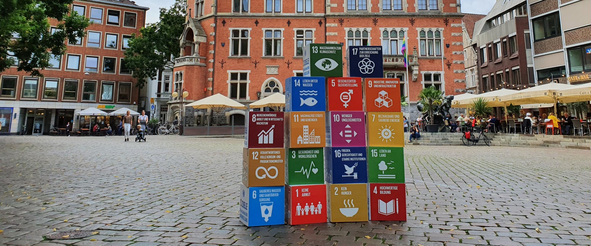 Die 17 SDGs als Pappwürfel aufgetürmt vor dem Alten Rathaus der Stadt Oldenburg. Foto: Stadt Oldenburg