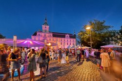 Essen am Schloss 2022 auf dem Schlossplatz in Oldenburg. Foto: Hans-Jürgen Zietz