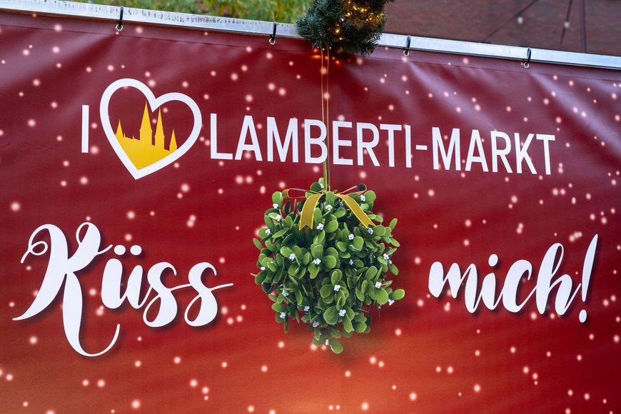 Der Fotopoint „Kuss unter dem Mistelzweig“ auf dem Lamberti-Markt 2022. Foto: Sascha Stüber