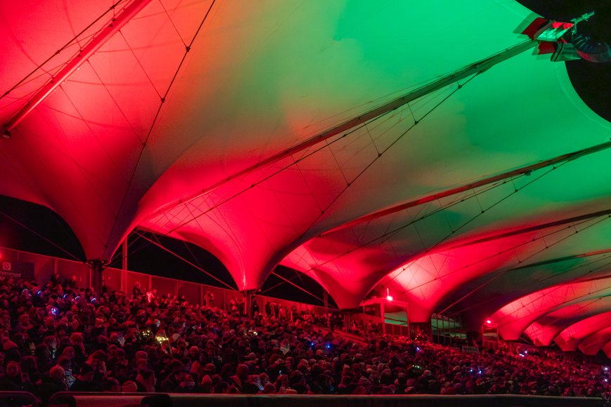 Sascha Stüber Perfekte Beleuchtung: Das Tribünendach war in rot-grünes Licht getaucht. Foto: Sascha Stüber