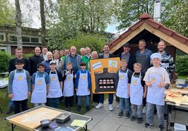 Kleine Bäckerinnen und Bäcker backen Großes: Stolz präsentieren Kinder und Erwachsene den Holzbackofen der Grundschule Dietrichsfeld. Foto: Grundschule Dietrichsfeld