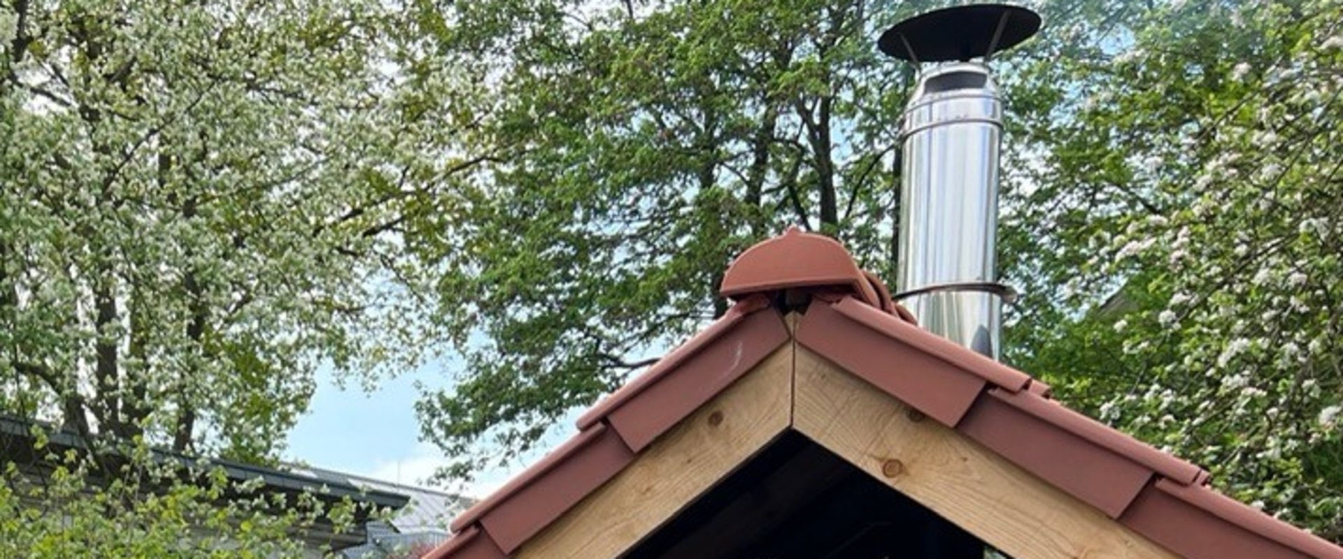 Kleine Bäckerinnen und Bäcker backen Großes: Stolz präsentieren Kinder und Erwachsene den Holzbackofen der Grundschule Dietrichsfeld. Foto: Grundschule Dietrichsfeld