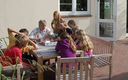 Eine Klasse lernt im Freien. Quelle: Botanischer Garten