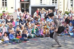 Kinder schauen sich das Familienprogramm des Kultursommers an. Foto: Jörg Hemmen