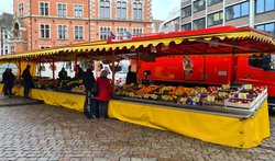 Verkaufsanhänger der Firma Schröder auf dem Rathausmarkt. Foto Stadt Oldenburg