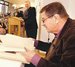 Günter Grass beim Eintrag in das Goldene Buch (im Hintergrund Alfred Nehring, 1. Bürgermeister der Stadt). aus: Nordwest-Zeitung, Oldenburg