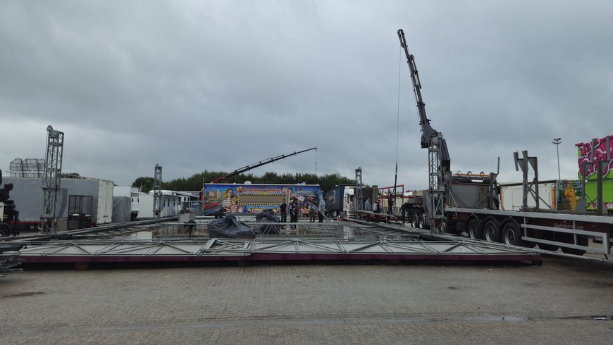 Der Aufbau vom Autoscooter Stardust auf dem Kramermarkt am 18. September 2025. Foto: Stadt Oldenburg