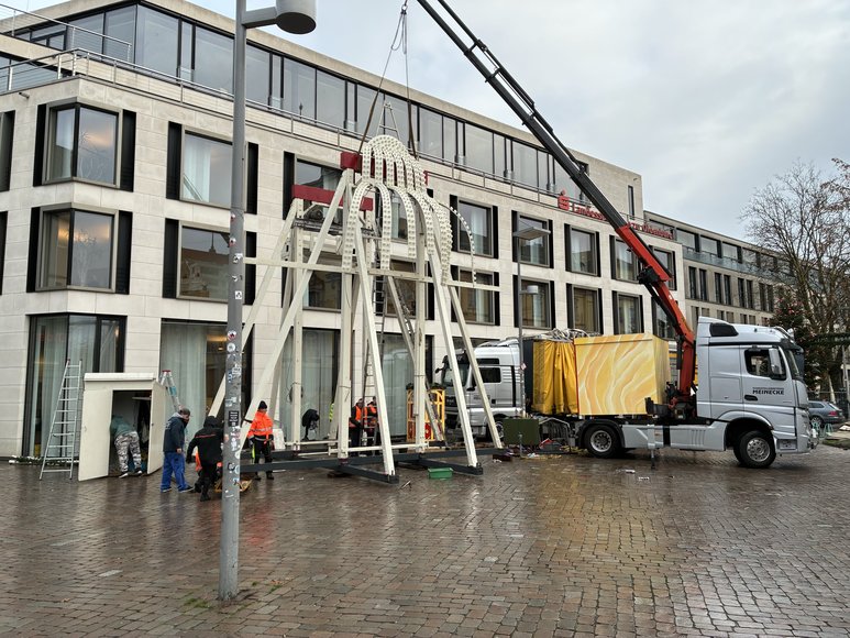 Stadt Oldenburg Der Aufbau des Riesenrades auf dem Lamberti-Markt am 17. November 2025. Foto: Stadt Oldenburg