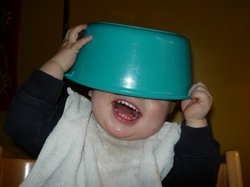 Kind hält sich lachend eine Schüssel über den Kopf. Foto: Klaus Steves/pixelio.de