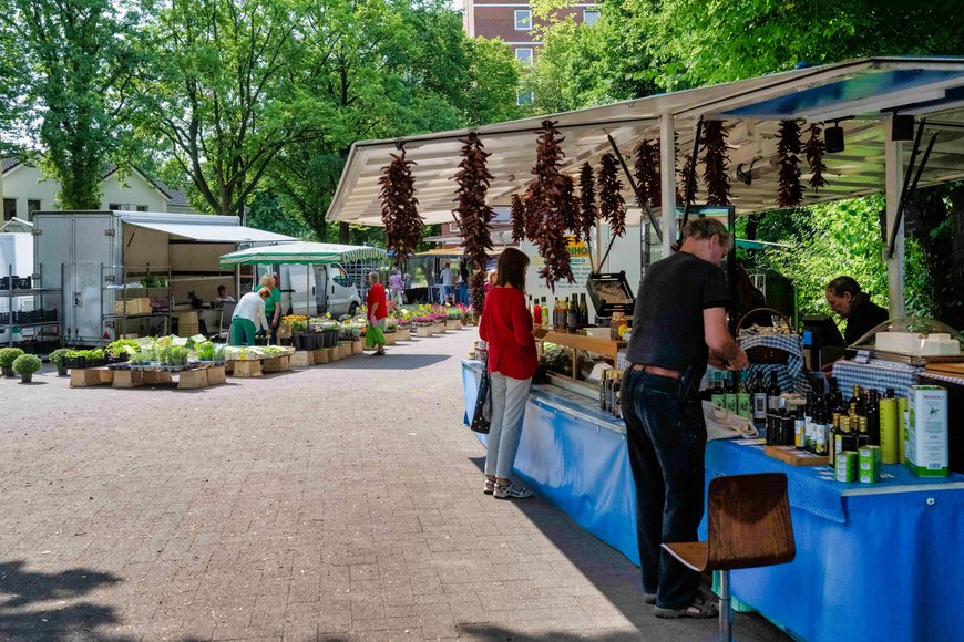 Mediterrane Spezialitäten auf dem Wochenmarkt in Bloherfelde. Foto: Sascha Stüber