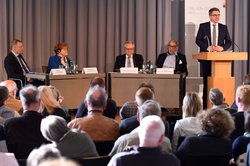 Oberbürgermeister Krogmann begrüßt das Publikum der Podiumsdiskussion. Foto: Jörg Hemmen