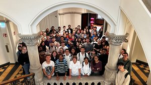 Bürgermeisterin Christine Wolff (vorne Mitte) begrüßte internationale Studierende, Gastwissenschaftlerinnen und Gastwissenschaftler sowie Promovierende an der Universität Oldenburg und der Jade Hochschule im Alten Rathaus. Foto: Stadt Oldenburg