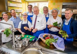 Gruppenfoto mit Minister Rainer in der Küche der Baumhaus Werkstatt gGmbH. Foto: Hauke-Christian Dittrich
