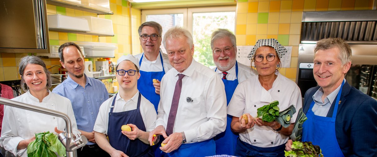 Gruppenfoto mit Minister Rainer in der Küche der Baumhaus Werkstatt gGmbH. Foto: Hauke-Christian Dittrich