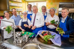 Gruppenfoto mit Minister Rainer in der Küche der Baumhaus Werkstatt gGmbH. Foto: Hauke-Christian Dittrich