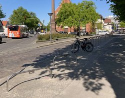 31 neue Fahrradbügel am Friedensplatz auf der Fläche der bisherigen Auto-Parkplätze. Foto: Stadt Oldenburg