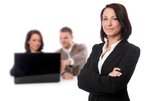 Woman in front of business people. Picture: Konstantin Gastmann/Pixelio