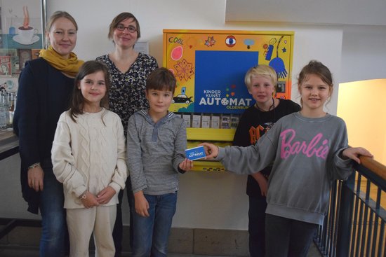 Vivien Ritter und Sophie Arenhövel (von links, hintere Reihe) vom Kulturbüro stellten mit Lilli, Julian, Henner und Ida von der Grundschule Heiligengeiststraße den neuen KinderKunstAutomaten im Kulturzentrum PFL vor. Foto: Stadt Oldenburg Foto: Stadt Oldenburg