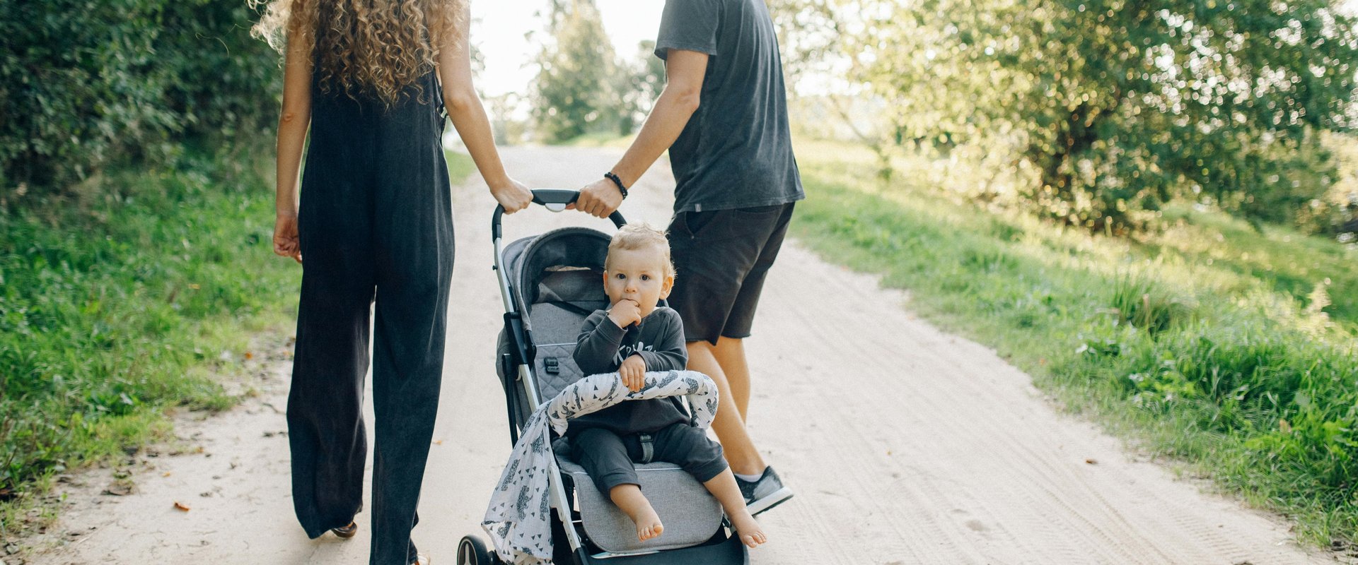 Familie mit Kinderwagen. Foto: Nataliya Vaitkevich/Pexels