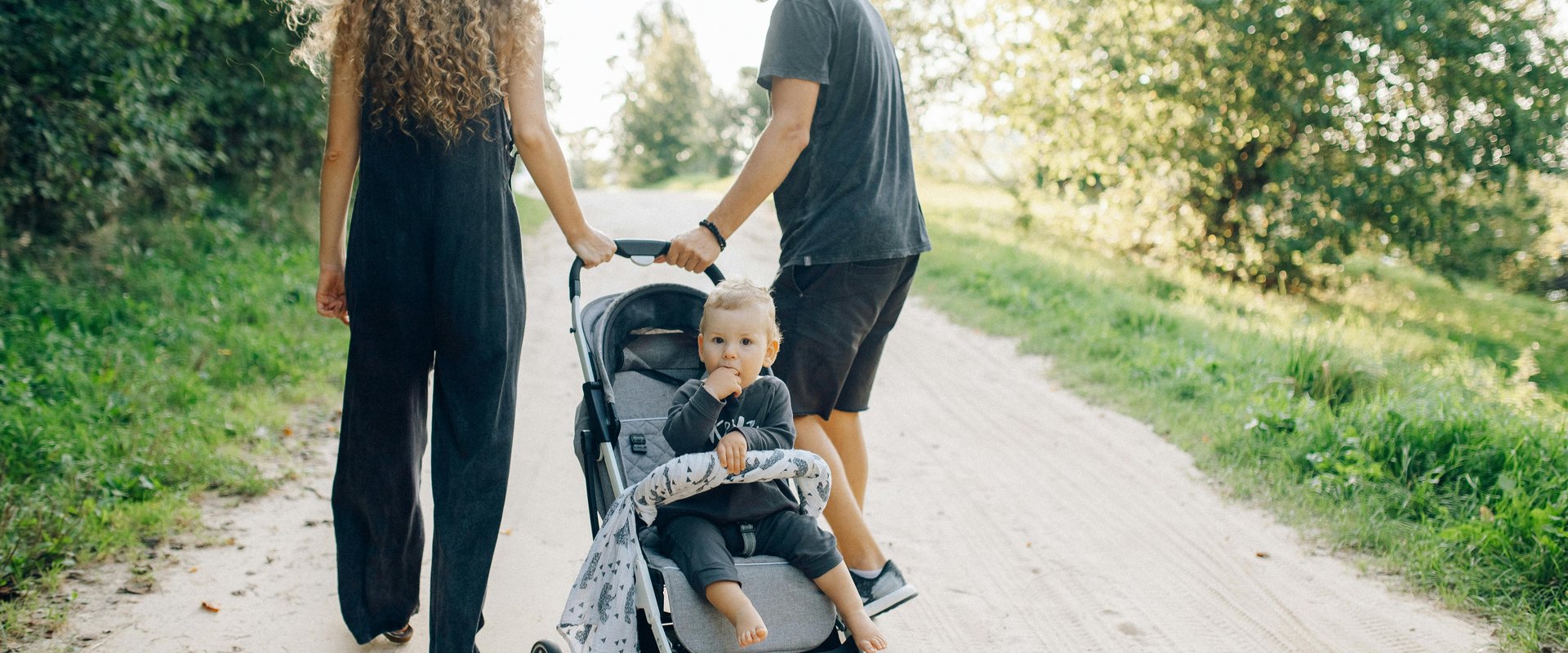 Familie mit Kinderwagen. Foto: Nataliya Vaitkevich/Pexels