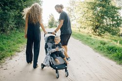 Familie mit Kinderwagen. Foto: Nataliya Vaitkevich/Pexels