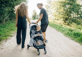 Familie mit Kinderwagen. Foto: Nataliya Vaitkevich/Pexels