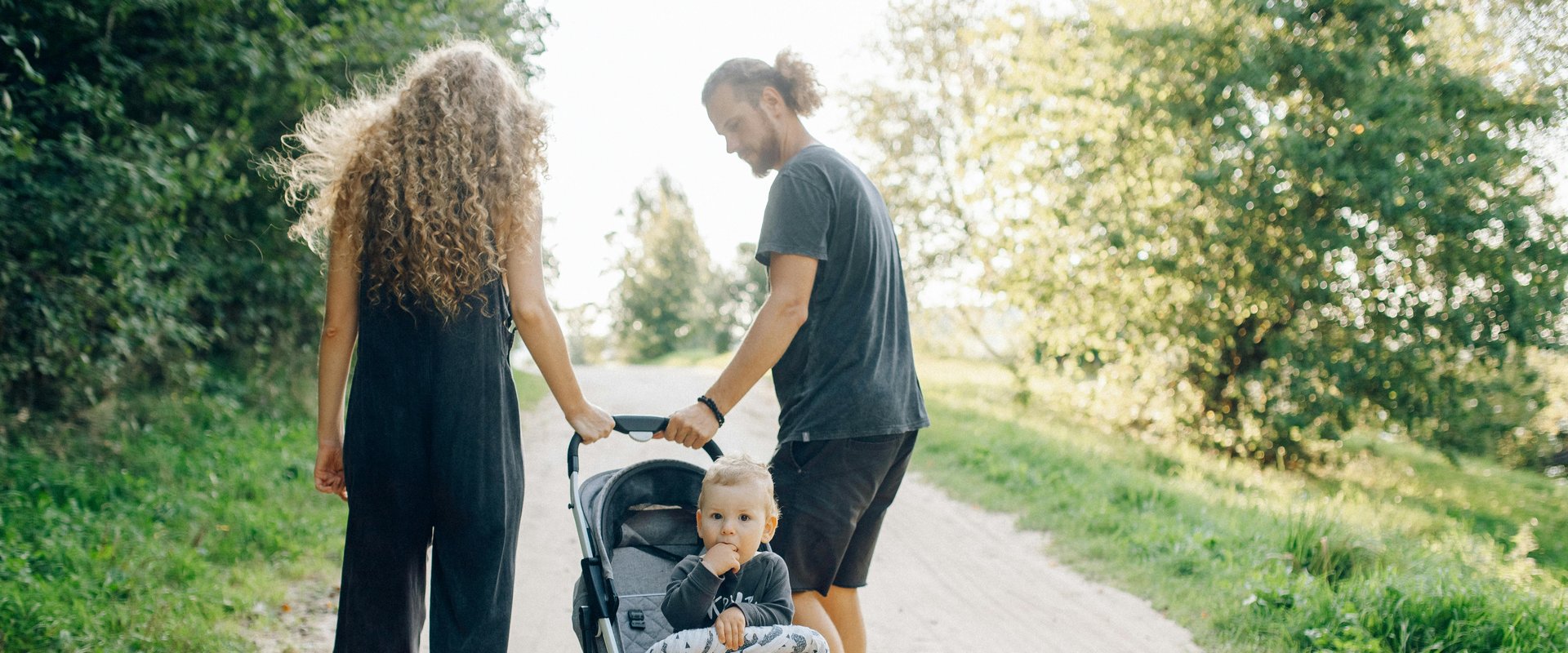 Familie mit Kinderwagen. Foto: Nataliya Vaitkevich/Pexels
