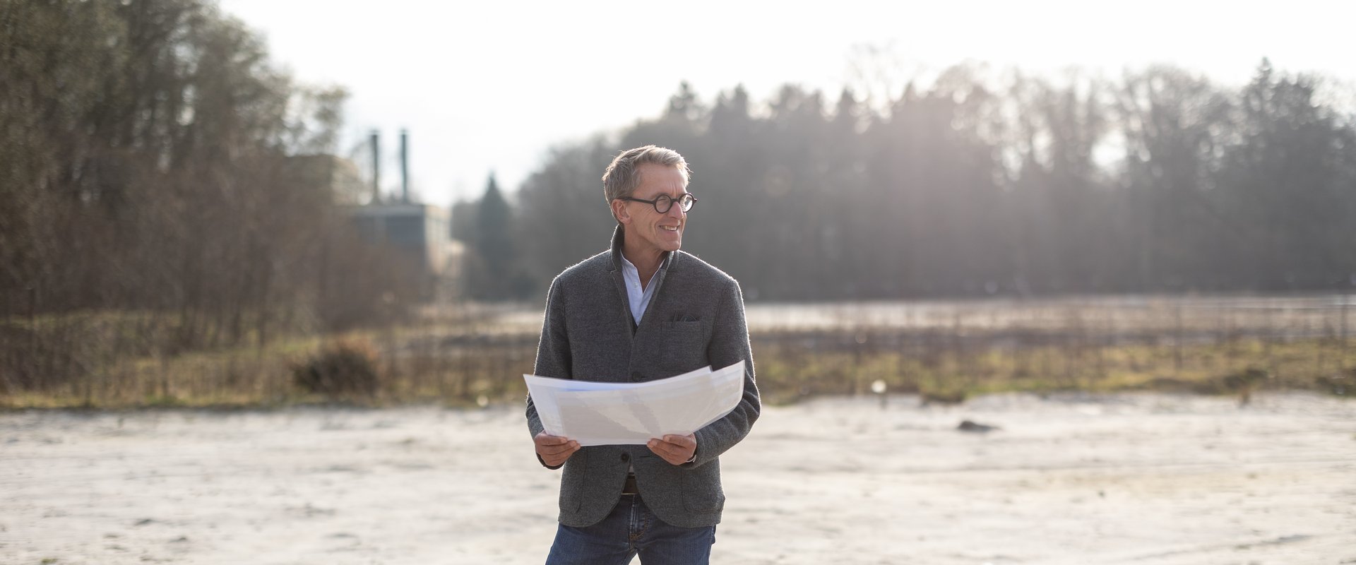Stefan Fölsch von der GSG auf einer Fläche des Fliegerhorsts Oldenburg. Für das hier entstehende Gebäude werden alte Ziegel von Abbruchgebäuden des Fliegerhorsts wiederverwendet. Foto: Bonnie Bartusch