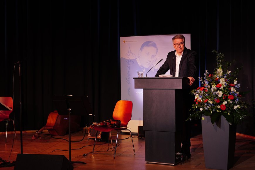 Oberbürgermeister Jürgen Krogmann am Rednerpult. Foto: Jörg Hemmen