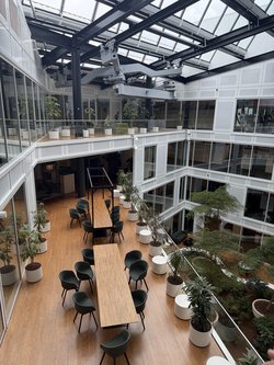 Lichtdurchfluteter Arbeits- und Besprechungsbereich im Verwaltungsgebäude der Gemeinde Groningen. Foto: Stadt Oldenburg Lichtdurchfluteter Arbeits- und Besprechungsbereich im Verwaltungsgebäude der Gemeinde Groningen. Foto: Stadt Oldenburg