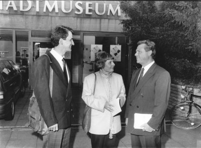 Die Preisträger Dr. Horst R. Sassin und Helga Bemmann mit dem damaligen Oberbürgermeister Dieter Holzapfel vor dem Stadtmuseum. Foto: Ilse Rosemeyer.