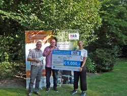 Wiebke Wohlenberg von der hkk Krankenkasse überreicht einen Scheck an Horst Häuser (rechts) und Erwin Juhl vom Verein Kinderlachen Oldenburg. Foto: Stadt Oldenburg