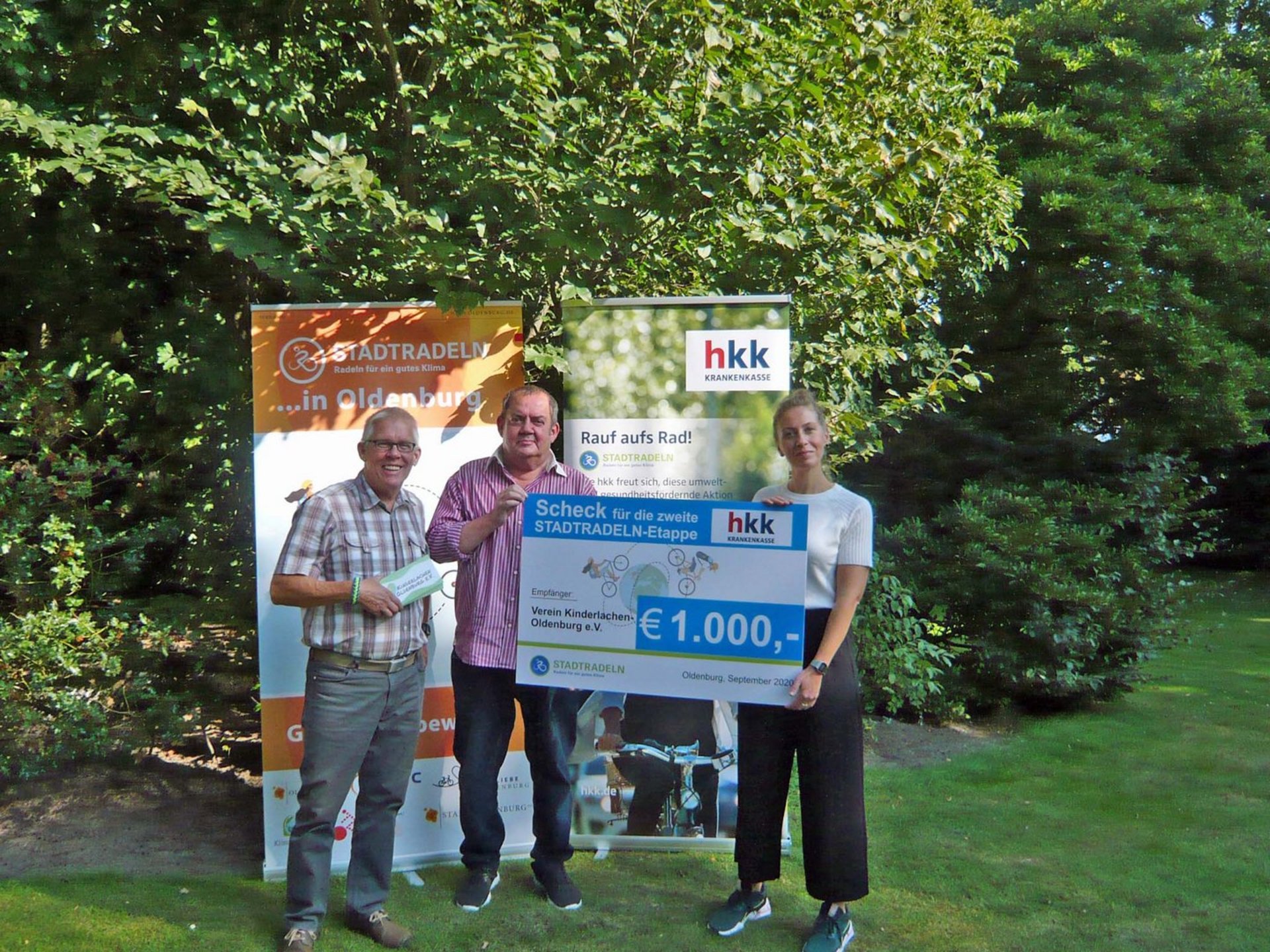 Wiebke Wohlenberg von der hkk Krankenkasse überreicht einen Scheck an Horst Häuser (rechts) und Erwin Juhl vom Verein Kinderlachen Oldenburg. Foto: Stadt Oldenburg