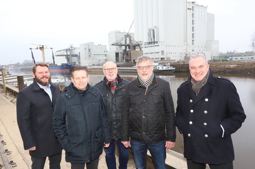 Stellten die Hafenumschlagszahlen vor (von links): Timo A. Schön (Geschäftsführer Seaports of Niedersachsen), Norbert Plaggenborg (Geschäftsführer Oldenburger Hafenwirtschaftsgemeinschaft), Gerd Bischoff (Betriebsleiter Hafen), Heinrich Bruns (AGRAVIS Kraftfutterwerk) und Nico Steudel (Geschäftsführer Rhein-Umschlag und Vorsitzender Oldenburger Hafenwirtschaftsgemeinschaft). Foto: Sascha Stüber.