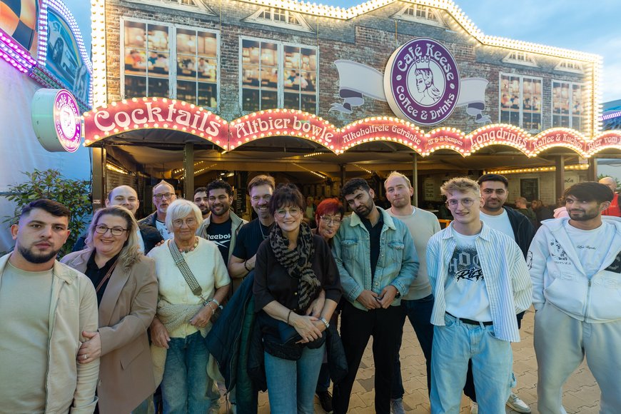 Eine Besuchergruppe vor dem Café Keese auf dem Kramermarkt 2026. Foto: Sascha Stüber