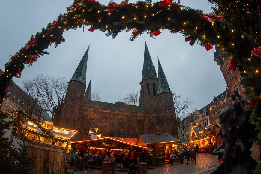 Blick über den Rathausmarkt mit Lamberti-Kirche im Hintergrund beim Lamberti-Markt 2023. Foto: Sascha Stüber