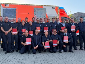 Ein Grund zum Feiern: 21 Auszubildende beenden ihre Ausbildungszeit als Notfallsanitäterinnen und Notfallsanitäter am Bildungszentrum der Feuerwehr (BZdF) Oldenburg. Foto: Stadt Oldenburg