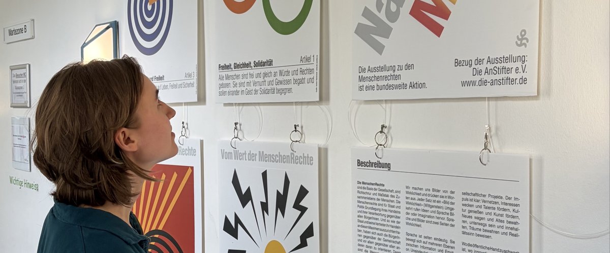 Eine Frau in der Ausstellung „Mein Name ist MENSCH“. Foto: Stadt Oldenburg