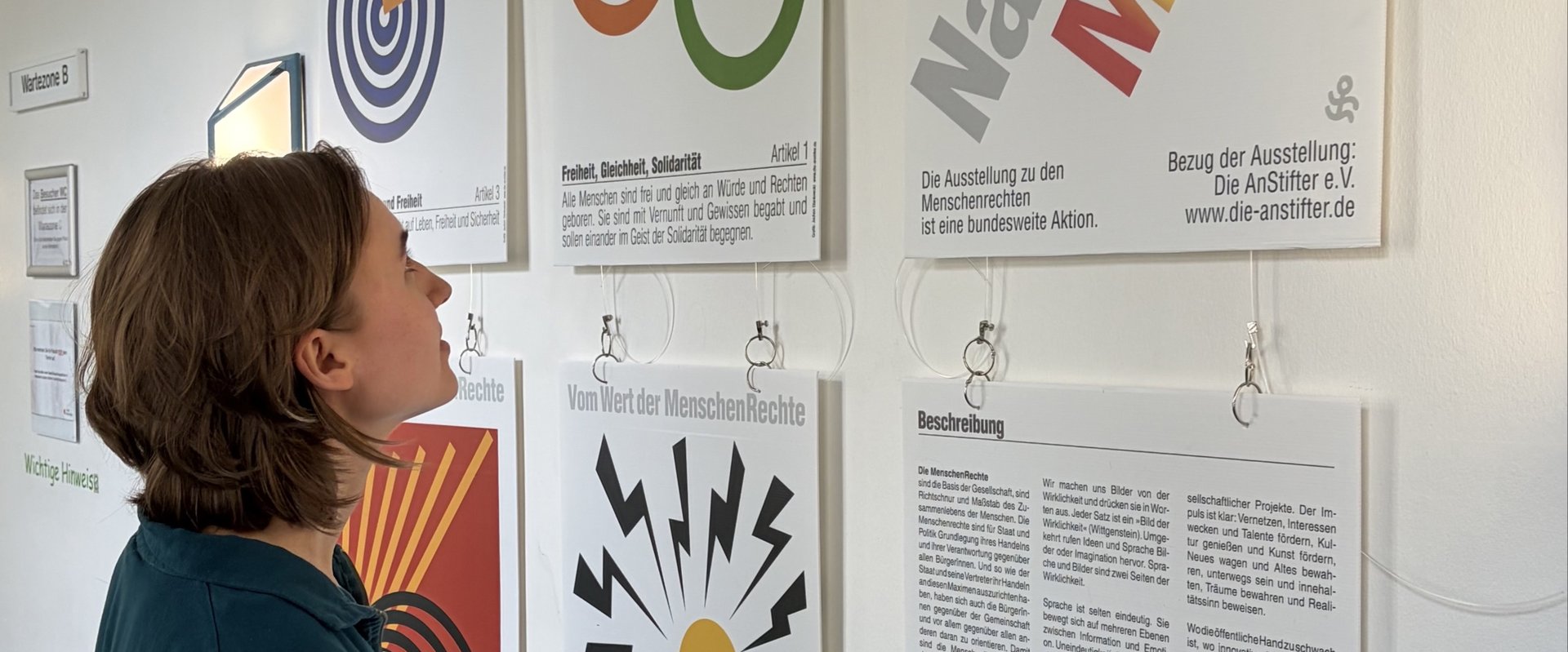 Eine Frau in der Ausstellung „Mein Name ist MENSCH“. Foto: Stadt Oldenburg