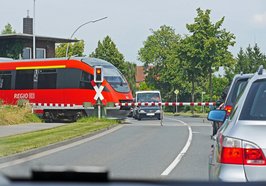 Autos an Bahnübergang. Foto: Erich Westendarp/Pixelio.de