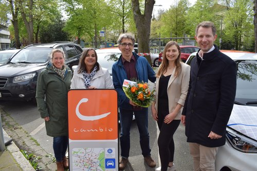 Die Firma Aschenbeck & Aschenbeck – vertreten durch (von rechts) Berend Aschenbeck und Insa Thiedigk – ist „cambio“-Kunde Nummer 5.000. Cambio-Geschäftsführer Klaus Göckler, Stadtbaurätin Christine-Petra Schacht und Carola Pietsch (Fachdienst Die Firma Aschenbeck & Aschenbeck – vertreten durch (von rechts) Berend Aschenbeck und Insa Thiedigk – ist „cambio“-Kunde Nummer 5.000. Cambio-Geschäftsführer Klaus Göckler, Stadtbaurätin Christine-Petra Schacht und Carola Pietsch (Fachdienst Mobilität) gratulierten. Foto: Stadt Oldenburg