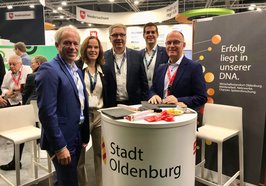 Auf der EXPO REAL: Oberbürgermeister Jürgen Krogmann (Mitte), Ralph Wilken, Sandra Dierking, Kersten Mittwollen (alle Wirtschaftsförderung Stadt Oldenburg) und Sönke Frerichs (Stellvertretender Direktor Unternehmenskunden, LzO). Foto: Stadt Oldenburg