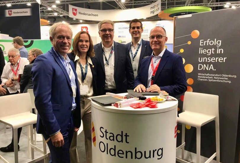 Auf der EXPO REAL: Oberbürgermeister Jürgen Krogmann (Mitte), Ralph Wilken, Sandra Dierking, Kersten Mittwollen (alle Wirtschaftsförderung Stadt Oldenburg) und Sönke Frerichs (Stellvertretender Direktor Unternehmenskunden, LzO). Foto: Stadt Oldenburg
