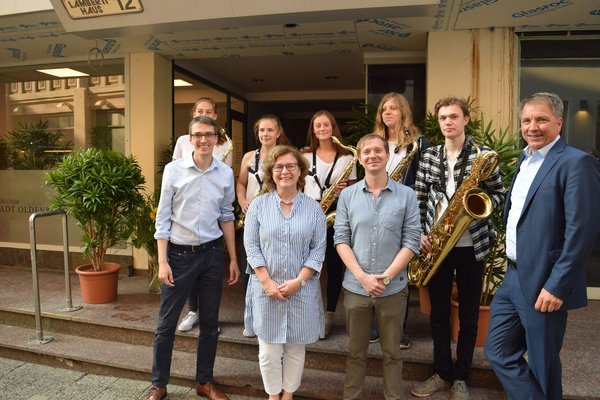 Freuen sich, dass die Musikschule den Betrieb aufnehmen kann: Holger Denckmann, Christiane Cordes, Philipp Schlüchtermann, Jürgen Krogmann sowie Schülerinnen und Schüler des Ensembles „Brasserie“. Foto: Stadt Oldenburg Freuen sich, dass die Musikschule den Betrieb aufnehmen kann: Holger Denckmann, Christiane Cordes, Philipp Schlüchtermann, Jürgen Krogmann sowie Schülerinnen und Schüler des Ensembles „Brasserie“. Foto: Stadt Oldenburg