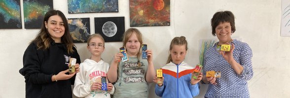 Junge Künstlerinnen präsentieren im Atelier Zwischenraum ihre Werke für den KinderKunstAutomaten. Foto: Stadt Oldenburg