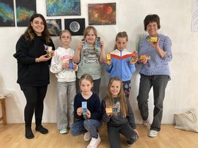 Junge Künstlerinnen präsentieren im Atelier Zwischenraum ihre Werke für den KinderKunstAutomaten. Foto: Stadt Oldenburg