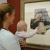Vorschau: Frau mit Baby betrachtet ein Bild. Foto: Horst-Janssen-Museum