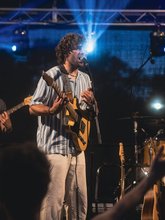 Der Sänger und Gitarrist Majanko. Foto: Villagekid Der Sänger und Gitarrist Majanko. Foto: Villagekid